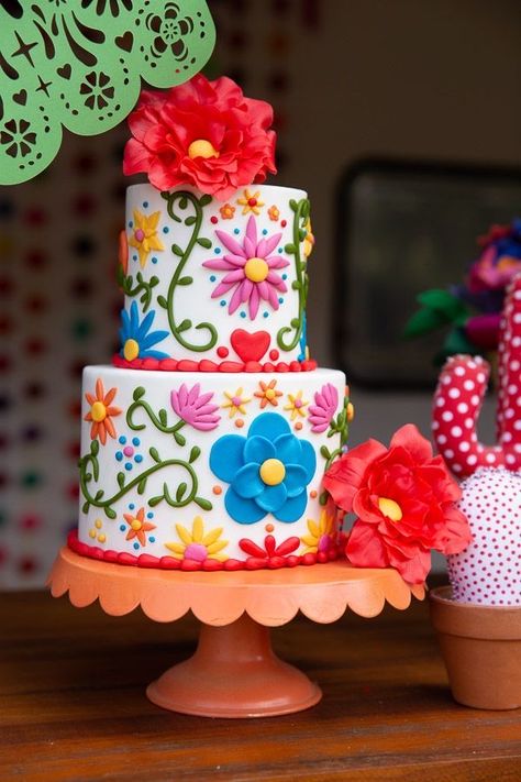 50th Fiesta Birthday Cake, Mexican Style Cake Ideas, Mexican Cake Design, Fiesta Graduation Cake, Mexican Cake Ideas Birthdays, Fiesta Theme Party Cake, Fiesta Cake Ideas, Mexican Style Cake, Mexican Party Cake