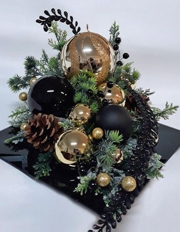 Black And Gold Christmas, Black Christmas Decorations, Dekoratívne Vence, Christmas Flower Decorations, Christmas Decorations Centerpiece, Christmas Centers, Christmas Table Centerpieces, Candy Land Christmas Decorations, Christmas Floral Arrangements