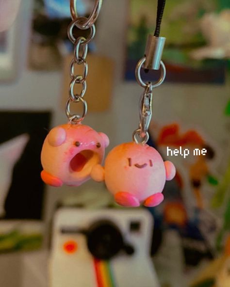 Always gotta watch your back when Kirby is around… I just made more hungry kirbys for Saturdays market!! I’ll be @cutiesclub.ca 🤭 so excitinggg!! •°.*•°.* | | | -tags- #clay #polymerclay #explore #explorepage #keychain #smallbusiness #art #cute #shop #charm #aesthetic #design #deskpet #figure #figurine #art #accessories #clayart #clayartist #kirby #kirbyart #claykirby #hungry Clay Keychain Ideas, Kirby Keychain, Charm Aesthetic, Clay Gifts, Polymer Project, Creative Origami, Clay Keychain, Sculpture Art Clay, Cute Shop