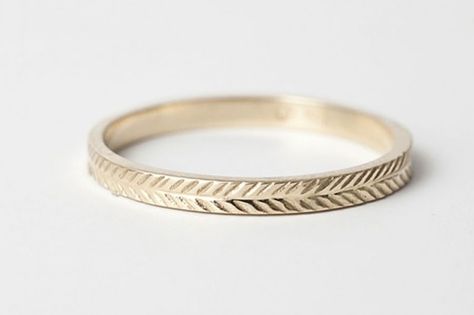 Love the wheat engraving pattern on this wedding band. Unconventional Wedding, Engagement Rings Affordable, Key Jewelry, Put A Ring On It, On The Side, Bling Bling, Ring Verlobung, Gold Ring, Wedding Jewelry