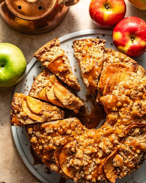 Salted Caramel Apple Crumb Cake Apple Crumble Topping, Apple Crumb Cake, Cider Donuts Recipe, Apple Cider Donuts Recipe, Apple Crumb Cakes, Apple Spice Cake, Apple Coffee Cakes, Apple Streusel, Apple Crumb