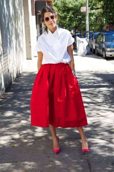 Midi Skirt Leandra Medine Style, Look 80s, Street Style New York, Leandra Medine, Woman In Red, White Mini Dress Outfit, Man Repeller, Mode Casual, Red Skirt