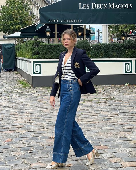 Let’s call this outfit : Frenchie sailor chic uniform ⚓️ I’m obsessed ! . . #effortlesschic #laparisienne #flarejeans #stellaetsuzie… | Instagram Outfit Flare Jeans, Ralph Lauren Old Money, Sailor Aesthetic, Days Until Spring, Effortless Chic Outfits, Parisian Street Style, Marine Stripe, Parisian Street, Street Style Parisian