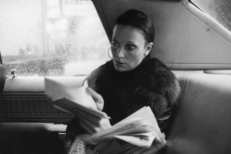 Fashion designer Diane Von Furstenberg, sitting in the back of a car. | Photographed by Elliott Erwitt, Vogue, July 1976 Elliott Erwitt Photography, Diane Von Furstenberg 70s, Elliott Erwitt, Diana Vreeland, Studio 54, Documentary Photographers, New Yorker, Von Furstenberg, Style Icon