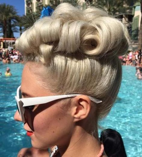 Vintage Updo, Hair Colorful, 50s Hairstyles, Rockabilly Hair, Curly Updo, Peinados Recogidos, Pin Up Hair, Pin Curls, Retro Hairstyles