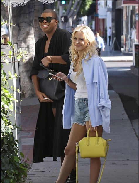 OBSESSED with Morgan Stewart's yellow handbag!!! #WantItNow Yellow Bag Outfit Street Styles, Yellow Handbag Outfit, Yellow Sandals Outfit, Yellow Bag Street Style, Yellow Bag Outfit, Girly Items, Clutch Outfit, Morgan Stewart, Yellow Purse