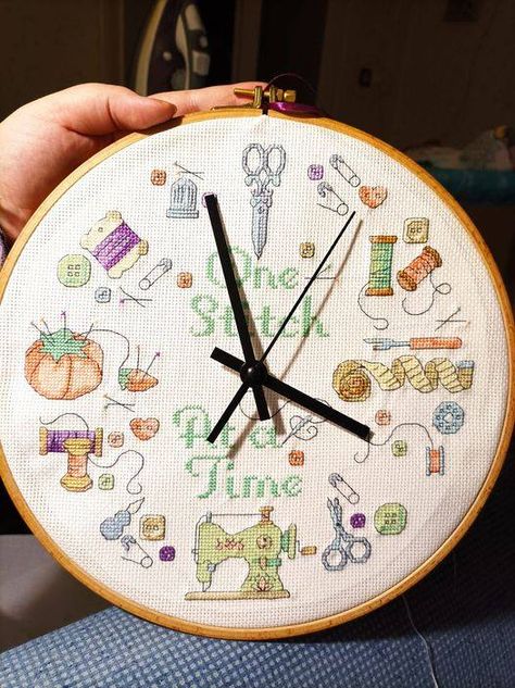 Clock Cross Stitch, Cross Stitch Ideas, Make A Clock, Cross Stitch Family, Unique Cross Stitch, Pola Kristik, Stitch Ideas, My Sewing Room, Cross Stitch Flowers