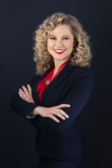 Curl, curls, professional headshots, business women, womenintech, curlyhair, curlygirl Model Portfolio Book, Professional Headshots Business, Headshots Ideas, Headshots Business, Business Professional Women, Body References, Headshots Women, Professional Headshots, Portfolio Book