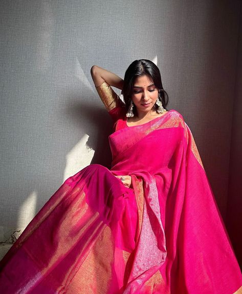 Western Saree Poses, Dark Pink Indian Outfit, Luxury Traditional Pink Saree, Traditional Pink Saree With Dupatta, Dark Pink Saree, Traditional Pink Summer Saree, Desi Love, Saree Poses, Self Portrait Poses