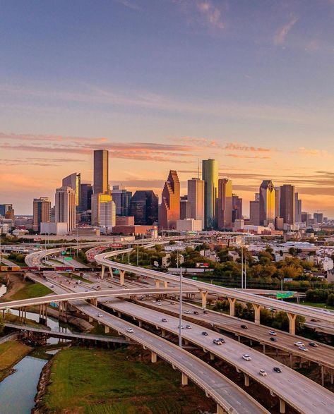 Visit Houston on Instagram: “All roads lead to Houston 🌃 📸 @bryanmalloch #ExploreHou” Downtown Houston Texas, Downtown Pictures, Houston Texas Skyline, Visit Houston, City Streets Photography, Houston Skyline, Philadelphia Skyline, Houston City, City Sky