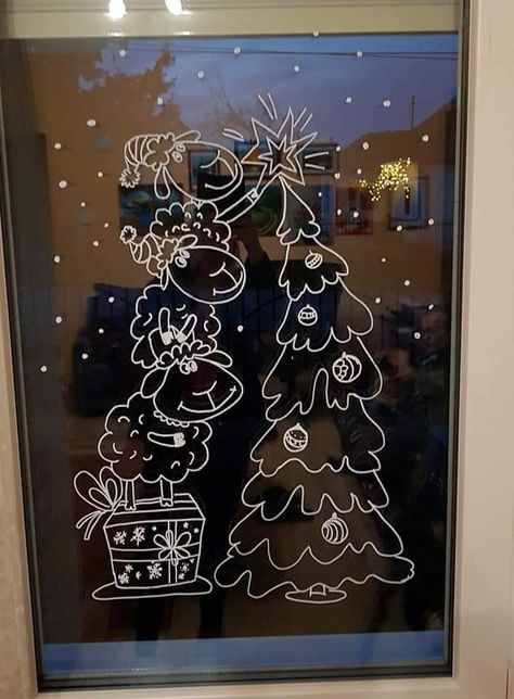 Christmas Chalkboard Art, Xmas Color, Halloween Window Decorations, Christmas Window Painting, Window Mural, Window Drawing, Fun Fall Crafts, Christmas Window Display, Cozy Christmas Decor