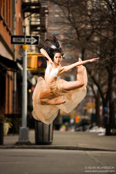 Dance As Art Streets of New York City Series with Maddie Pineda | Dance As Art- The New York Photography Project Street Dance Photography, Modern Dance Photography, New York Dance, Dancing Photography, Dance Jumps, Ballet Dance Photography, Dance Picture Poses, Dance Photo Shoot, Dancer Photography