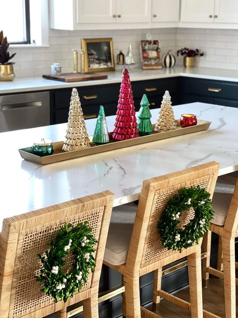 Kitchen Christmas decor Bar Top Christmas Decor, Christmas Island Decorations, Christmas Kitchen Countertop Decor Ideas, Center Island Christmas Decor, Kitchen Island Holiday Centerpiece, Christmas Kitchen Bar Decor, Kitchen Counter Decor Christmas, Christmas Decor For Island In Kitchen, Christmas Decorations For Kitchen Island