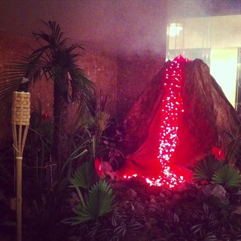 Volcano - could it be a waterfall? Think: blue Volcano Party, Pompon Tulle, Weird Animals Vbs, Vbs Themes, Fiesta Tropical, Tiki Party, Jungle Party, Hawaiian Party, Dino Party