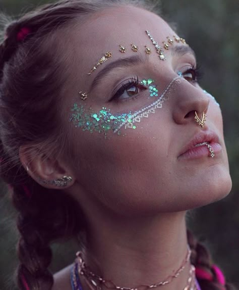 Coachella Make-up, Glitter Carnaval, Glitter Wallpaper Iphone, Glow In The Dark Glitter, Festival Face Paint, Fantasy Make-up, Coachella Makeup, Glitter Backdrop, Festival Makeup Glitter