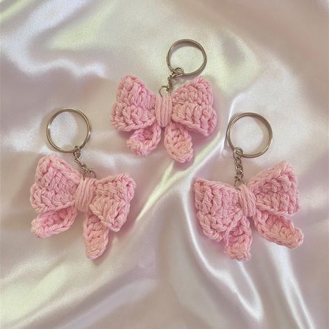 The prettiest bow keychains you will ever see! Pink Diy Gifts, Cute Crochet Ideas Aesthetic, Keychain Diy Ideas, Keychain Aesthetic, Bow Keychain, Knitted Accessories, Keychain Crochet, Crochet Keychain Pattern, Crochet Design Pattern