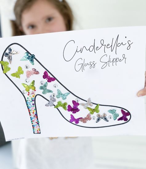 Simple glass slipper craft - an easy cinderella craft. Disney crafts - free printable for kids Cinderella Crafts For Kids, Cinderella Crafts, Fairy Tales Preschool Activities, Disney Princess Crafts, Disney Crafts For Kids, Fairy Tales Preschool, Princess Activities, Fairy Tale Activities, Disney Activities