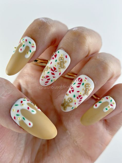 Simple Nail Designs Christmas Short, Gingerbread Gel Nails, Thanksgiving Holiday Nails, Ginger Bread Nail Art, Mickey Gingerbread Nails, Cookie Nails Design, Over The Top Christmas Nails, Christmas Gel Nail Art, Pop Art Christmas Nails