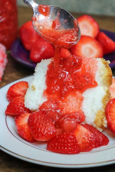 Angel Food Cake Toppings, Homemade Strawberry Syrup, Cake Pancakes, Syrup Cake, Cheap Clean Eating, Strawberry Shortcake Recipes, Strawberry Cake Recipes, Homemade Syrup, Fruit Toppings