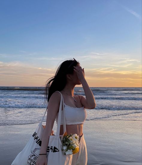 Pose Inspo Beach, Beach Shy Poses, Poses With Sunset, Santa Monica Instagram Pictures, Instagram Beach Photo Inspiration, Sunset Beach Pictures Instagram, Beach Poses Instagram Bikinis Shy, Beach Trip Photo Ideas, Sea Fashion Beach