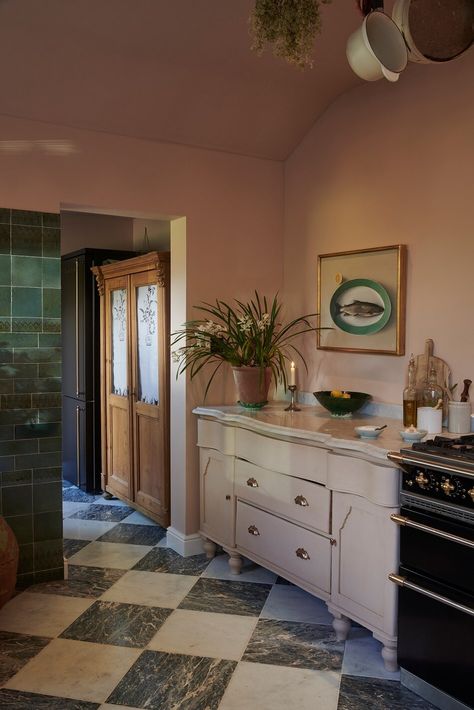 Vintage cabinet, marble checkerboard floor and pink & green color details in A Classic deVOL Kitchen with Mediterranean Color Scheme — THE NORDROOM Mediterranean Color Scheme, Classic English Kitchen, Unfitted Kitchen, Checkered Floor, Cheap Flooring, Devol Kitchens, Casa Country, English Kitchens, Cozy Kitchen