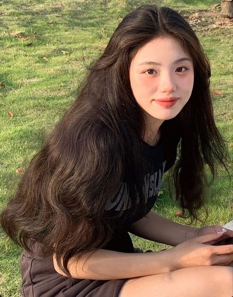 Asian Long Wavy Hair, Ulzzang Curly Hair, Kpop Long Hair, Asian Face Claim Female, Asian Face Claims, Asian Girl Face Claim, Hairstyles For Long Wavy Hair, Asian Face Claim, Fesyen Rambut Pendek