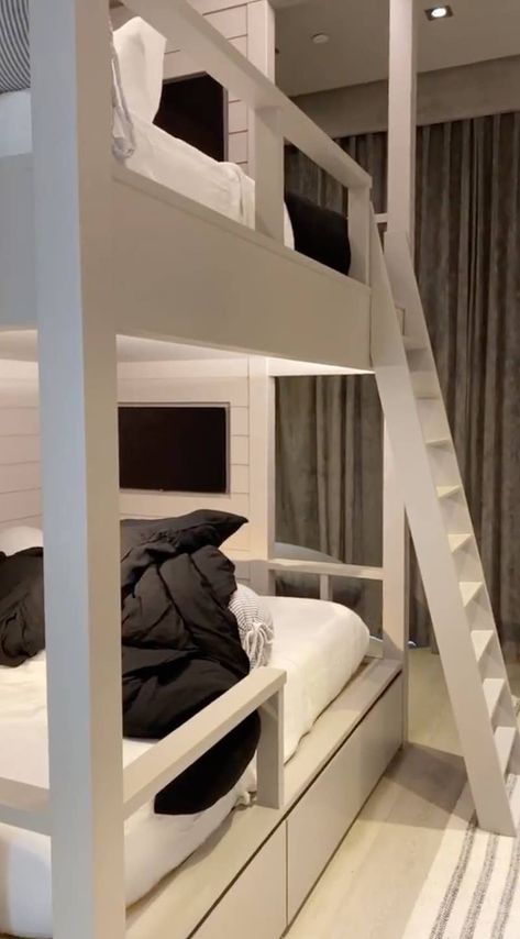 Here's A Brief Tour Of Kylie Jenner's Extremely Bougie Bunk Room Bunk Bed Decor, Kris Jenner House, Bedroom Adult, Bunk Bed Rooms, Adult Bunk Beds, Bed Nook, Jenner House, Bunk Beds Built In, Bedroom Decor For Small Rooms