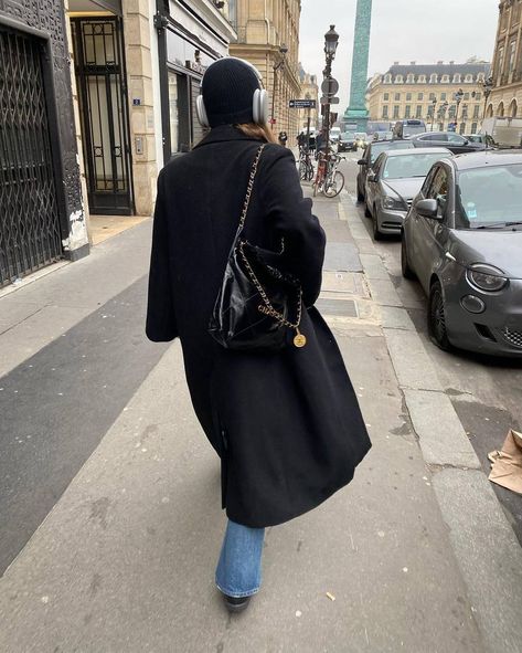 Classic Bags To Invest In, Chanel Bag 2024, 2024 Designer Bags, Oversized Bag Outfit, Designer Bags 2024, Chanel Bag Street Style, Chanel 22 Bag Outfit, Bottega Veneta Bag Street Style, Big Bag Outfit