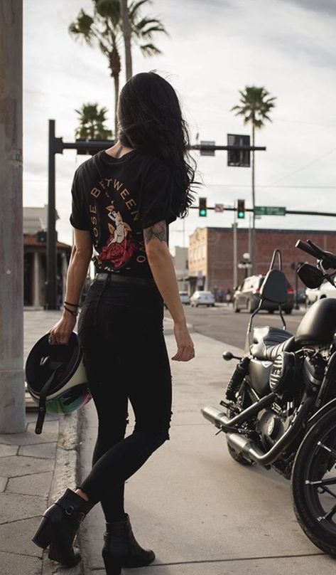 Its A Jeep Thing, Biker Girl Outfits, Moda Grunge, Biker Photoshoot, Cafe Racer Girl, Motorbike Girl, Fotografi Vintage, Pastel Outfit, Biker Chic