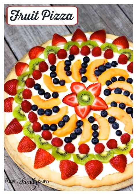 Sugar cookie dough, cream cheese, fresh fruit...what could possibly be better! This Easy Fruit Pizza is a MUST try this summer! Fruit Pizza Designs, Fruit Pizza Crust, Fruit Pizza Sugar Cookie Recipe, Fruit Sugar Cookies, Healthy Fruit Pizza, Easy Fruit Pizza, Pizza Dessert, Fruit Pizza Sugar Cookie, Sugar Cookie Crust