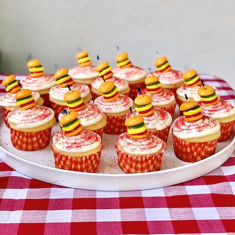 Babycue Ideas, Babyque Shower Ideas Boy, Baby Shower Bbq Decorations, Baby Q Desserts, Babyque Gender Reveal Ideas, Bbq Birthday Party Ideas Kids, Baby Q Cupcakes, Babyque Cake, Baby-q Shower