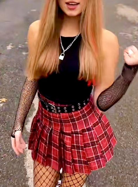 Avril Halloween Costume, Avril Levine Halloween Costume, 2000s Avril Lavigne Outfits, Avril Lavigne Tie Outfit, Avril Lavigne Costume, Avril Lavigne Halloween, Blonde Halloween Costumes, 2000s Outfits, Halloween Costume Outfits