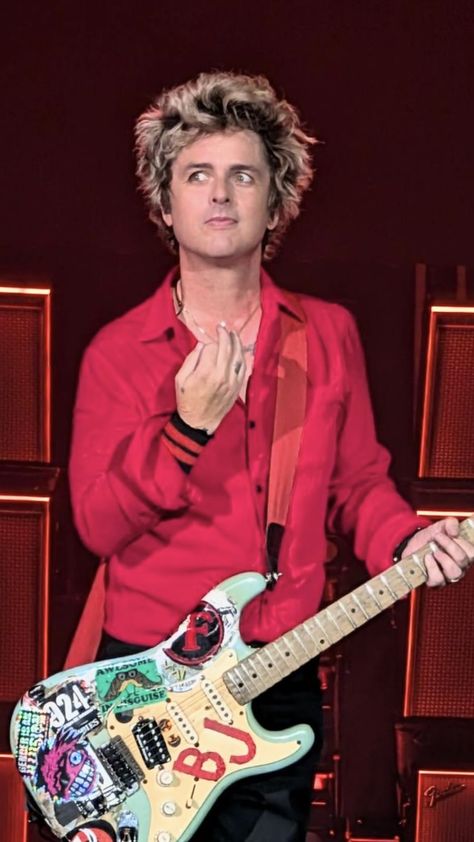 Green Day Band Members, Billie Joe Armstrong Red Tie, Billie Joe Armstrong Guitar, 90s Billie Joe Armstrong, Billie Joe Armstrong Eyeliner, Billy Joe Armstrong 90s, Billie Joe Armstrong 2024, Green Day Funny, Billie Joe Armstrong 90s