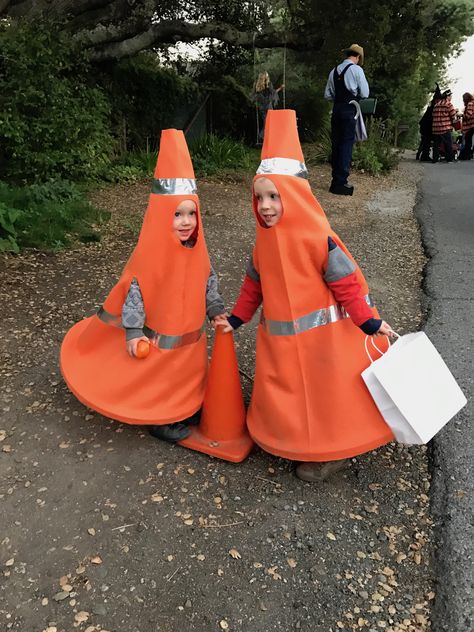 Traffic cone costumes DIY Traffic Cone Costume, Cone Costume, Sibling Halloween Costumes, Easy College Halloween Costumes, Best Group Halloween Costumes, Bff Halloween Costumes, Best Friend Halloween Costumes, Halloween Costumes For 3, Traffic Cone