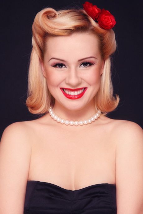 Found on Bing from gvenny.com Pin Up Girl Hairstyles, Stile Pin Up, Cabelo Pin Up, 40s Hairstyles, 50s Hairstyles, 1940s Hairstyles, Rockabilly Hair, Vintage Wedding Hair, Side Hairstyles