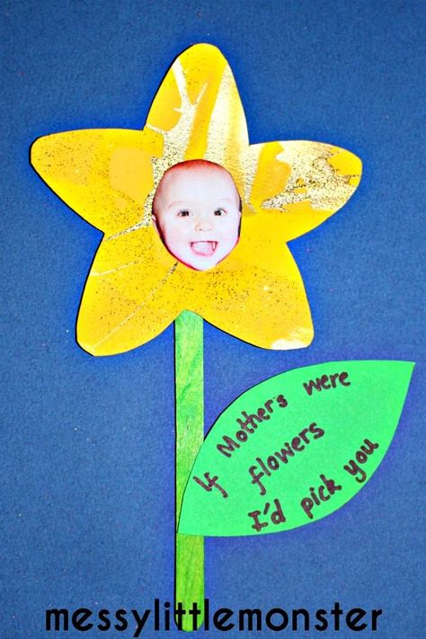 Spring flower craft for kids. Perfect mothers day gift including a photograph and the saying 'if mothers were flowers id pick you'. Babies, toddlers, preschoolers, eyfs. Grandparents Pictures, Daffodil Craft, Spring Flower Crafts, Easy Mother's Day Crafts, Mother's Day Projects, Mother's Day Activities, Flower Craft, Mothers Day Crafts For Kids, Daycare Crafts