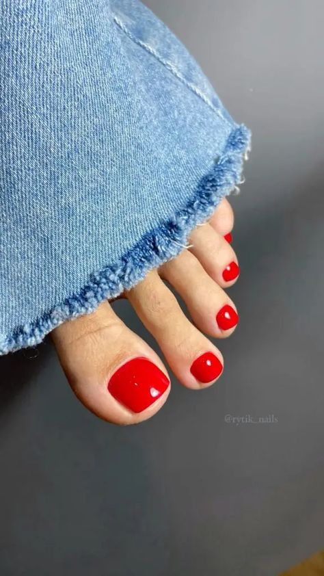 Embracing the Summer Vibe with Chic Toe Nail Styles 75 Ideas Bright Red Toe Nails, Red Toe Nails Ideas, Red Nails Pedicure, Red Nails Toes, Pedicure Ideas Red, Red Toes Pedicure, Short Toe Nails, Foot Nails Design, Red Toe Nails