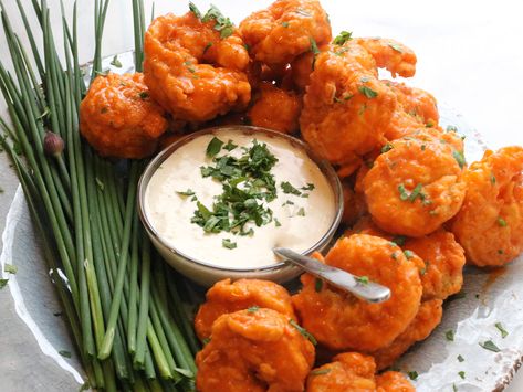 Clean fresh shrimp and coat with egg wash and add to seasoned flour in a ziplock bag. Shake to coat. Deep fry for 3 minutes. Toss with spicy hot pepper sauce and serve with Blue Cheese Dip. Easy shrimp appetizer recipe and better than any restaurant! Shrimp Appetizers Easy, Buffalo Shrimp Recipes, Shrimp Appetizer Recipes, Buffalo Tofu, Shrimp Appetizer, Buffalo Shrimp, Dip Easy, Fresh Shrimp, Blue Cheese Dip