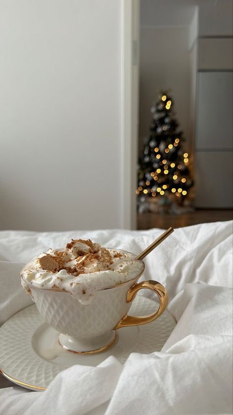 Beige Aesthetic Lifestyle, Christmastime Aesthetic, Christmas Drinks Aesthetic, Christmas Coffee Aesthetic, Gingerbread Aesthetic, December Coffee, Holiday Treats Christmas, Christmas Dreaming, Cute Christmas Wallpaper