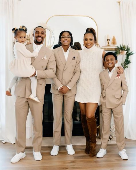 White And Brown Family Pictures, Beige Christmas Outfits Family, Cream And Gold Family Christmas Photos, Green Cream Brown Family Photos Outfit, Celebrity Family Photoshoot, Couple Suit Outfit, Family Photoshoot Indoor Studio, Holiday Photo Outfits Family, Nude Color Family Photoshoot