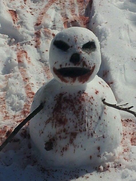 Scary Snowman, Snow Creations, Winter Humor, Snowman Photos, Scary Christmas, Zombie Humor, Funny Snowman, Snow Sculptures, Creepy Christmas