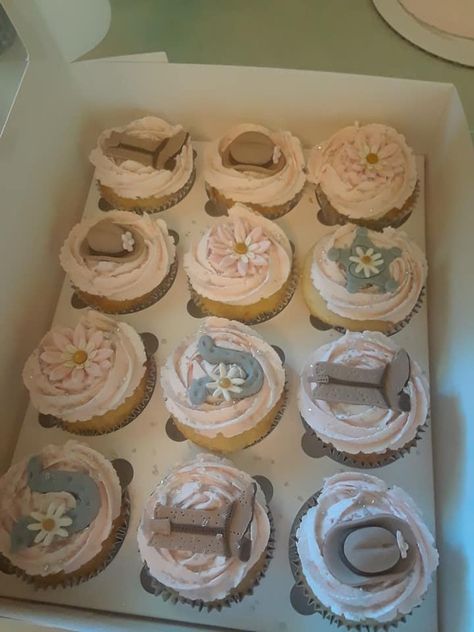 Cowgirl Cupcakes, Country Cupcakes, 60th Birthday Cupcakes, Cowboy Outfits For Women, Cowgirl Cake, Cowgirl Cakes, Cowgirl Baby Showers, Cowgirl Baby, Baby Cupcake