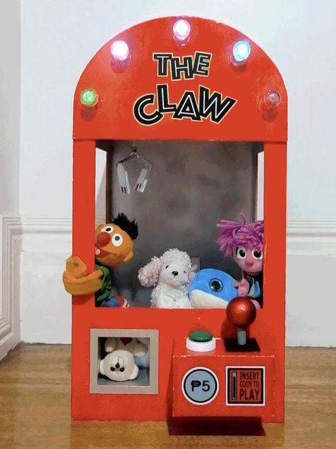 DIY: Claw Machine Costume  #acraftedlifestyle #clawmachine #clawmachinecostume #diycostume #cutecostumes #diyhalloweencostume #cutiecupcake #diy #tutorials #cutehalloweencostume #crafts #handmade Claw Machine Valentines Box Ideas, Cardboard Claw Machine, Claw Machine Diy, Claw Machine Costume, Diy Claw Machine, Valentine Boxes For School, Bottle Cap Jewelry, Diy Props, Valentine Day Boxes