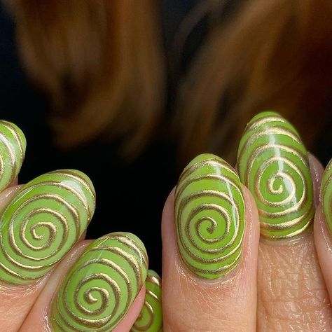 Short Oval Nails Designs Autumn, Swirl On Nails, One Hand Long Nails One Hand Short, Swirly Green Nails, Sculpted Gel Nail Designs, Nail Ideas Crazy, Gel Manicure Designs Fall, Jelly Polish Nail Ideas, Spiral Design Nails