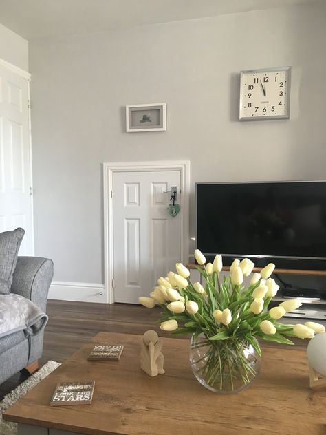 Dulux Polished Pebble Dulux Polished Pebble Living Rooms, Dulux Polished Pebble Hallway, Polished Pebble Dulux Paint Bedroom, Polished Pebble Dulux Paint Living Room, Dulux Paint Colours Grey, Dulux Paint Colours Living Room, Snug Office, Hygge Cottage, Dulux Polished Pebble