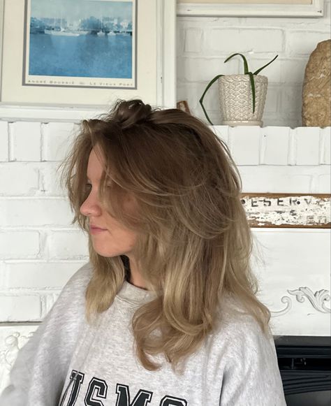 Wolfcut Mid Length Hair, Wold Cute Hair Medium, Shaggy Haircut Medium Length, Layers For Mid Length Hair, Old Money Mid Length Hair, Dirty Dishwater Blonde Hair, Dark Blonde Mid Length Hair, Wolf Cut Wavy Hair Medium, Medium Length Haircut Dirty Blonde