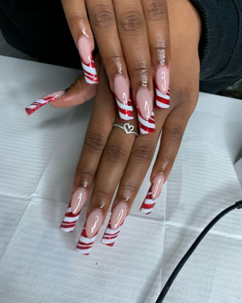 VA 18. Nail Tech Mani on Instagram: “candy cane frenchies ❤️ B O O K N O W🤍 15% off c o d e : SNOW #manifestedit💅🏽 @manifestedby.mani service: creative freestyle add…” Candy Cane French Nails, Peppermint French Tip Nails, Candy Cane Acrylic Nails, Candy Cane Nails Acrylic, Candy Cane French Tip Nails, December Nails Acrylic Christmas, Stiletto Christmas Nails, Candy Cane Nail Designs, Candy Cane Nail Art