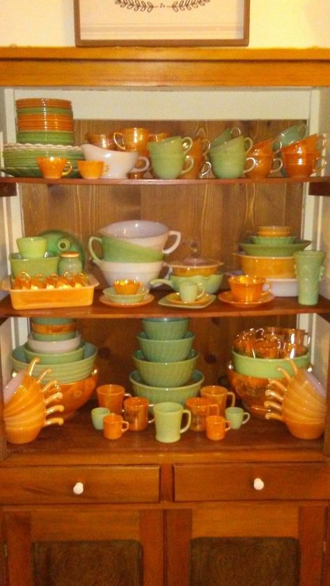 Jadeite Fall Decor, Fire King Peach Lustre, 70s Thanksgiving, Rainbow Display, Glassware Display, Pyrex Display, Kitchen Fashion, Retro Apartment, Milk Glass Decor