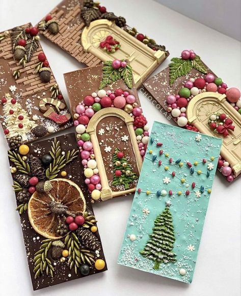 Chocolate Bar Gift Ideas Christmas, Food Birthday Gifts, Xmas Chocolate Bark, Painting On Chocolate, Chocolate Bar Design Ideas, Decorated Chocolate Bars, Designer Chocolate Bars, Chocolate Slabs Ideas, Chocolate Slab Ideas