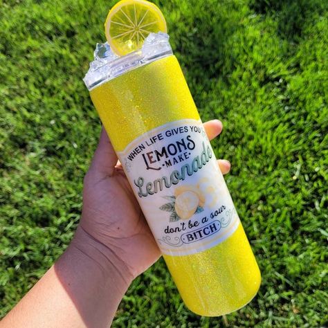 Glitter Lemonade, Lemonade Tumbler, Glitter Tumblr, Summer Cups, Diy Tumbler, Cricket Ideas, Glitter Glasses, Glitter Tumbler Cups, Projets Cricut